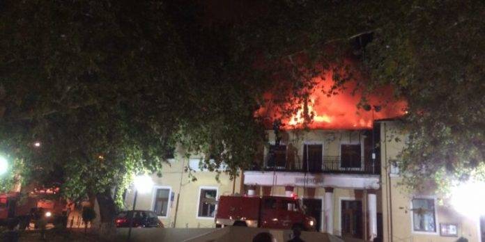 Κοζάνη: Στις φλόγες το δημαρχείο των Σερβίων – Μεγάλες ζημιές (Βίντεο)