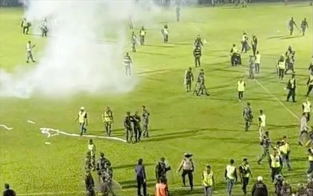 Ινδονησία: Τραγωδία σε ποδοσφαιρικό αγώνα – 129 νεκροί στη διάρκεια επεισοδίων