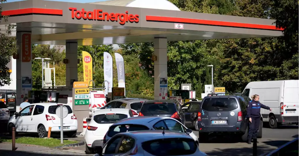 Στα….. χέρια οι Γάλλοι για ένα λίτρο βενζίνης -Στη μαύρη αγορά τα καύσιμα