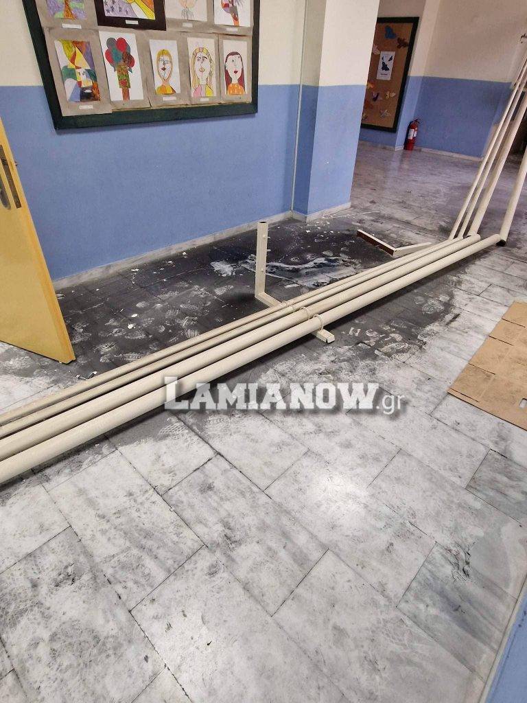 ΦΩΤΟΓΡΑΦΙΕΣ: Έπεσαν σωλήνες και σοβάδες στο 1ο Δημοτικό σχολείο Στυλίδας
