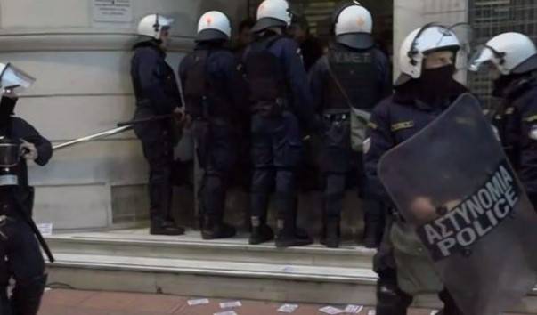 Ένταση στη συμβολική κατάληψη από νοσοκομειακούς γιατρούς στο υπουργείο Υγείας