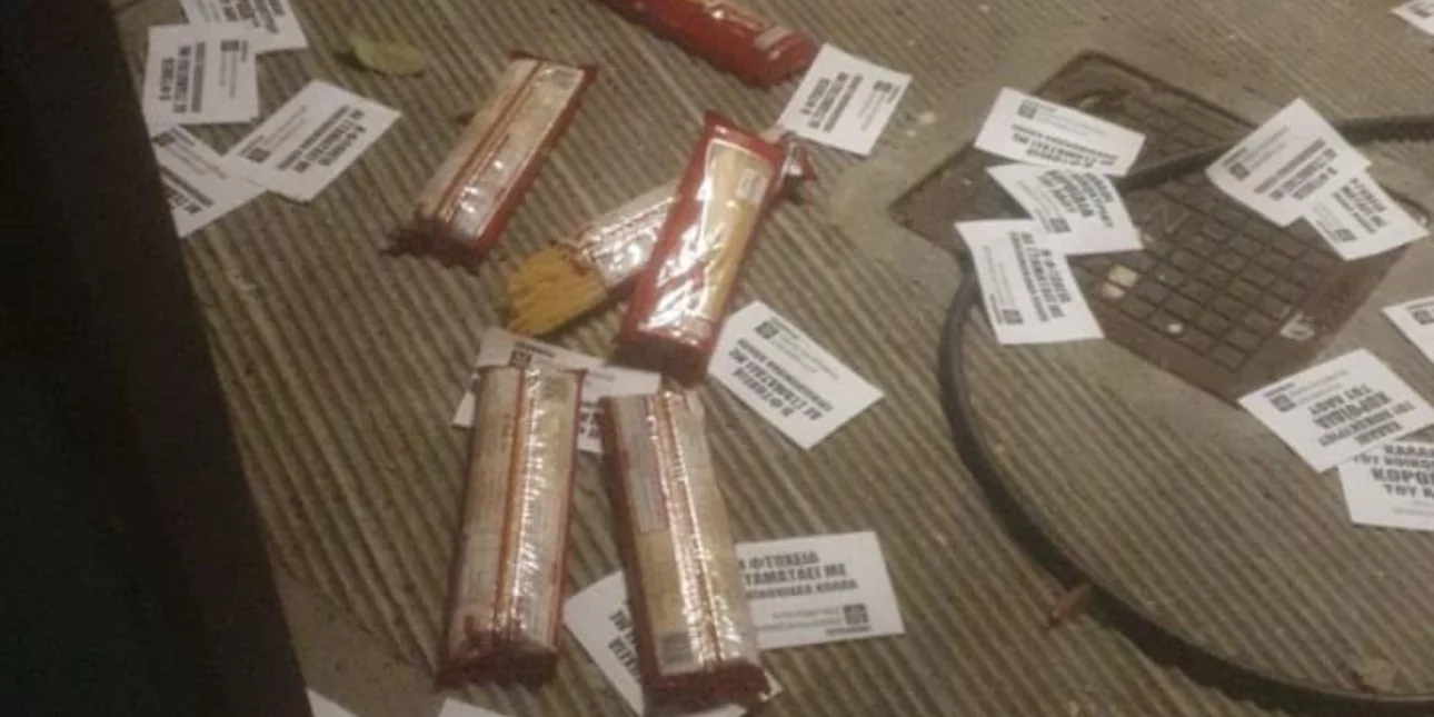 Ρουβίκωνας: Πέταξε τρικάκια και μακαρόνια στο σπίτι του Άδωνι -«Έρχονται κάθε φορά που λέω κάτι που ενοχλεί τον Τσίπρα»