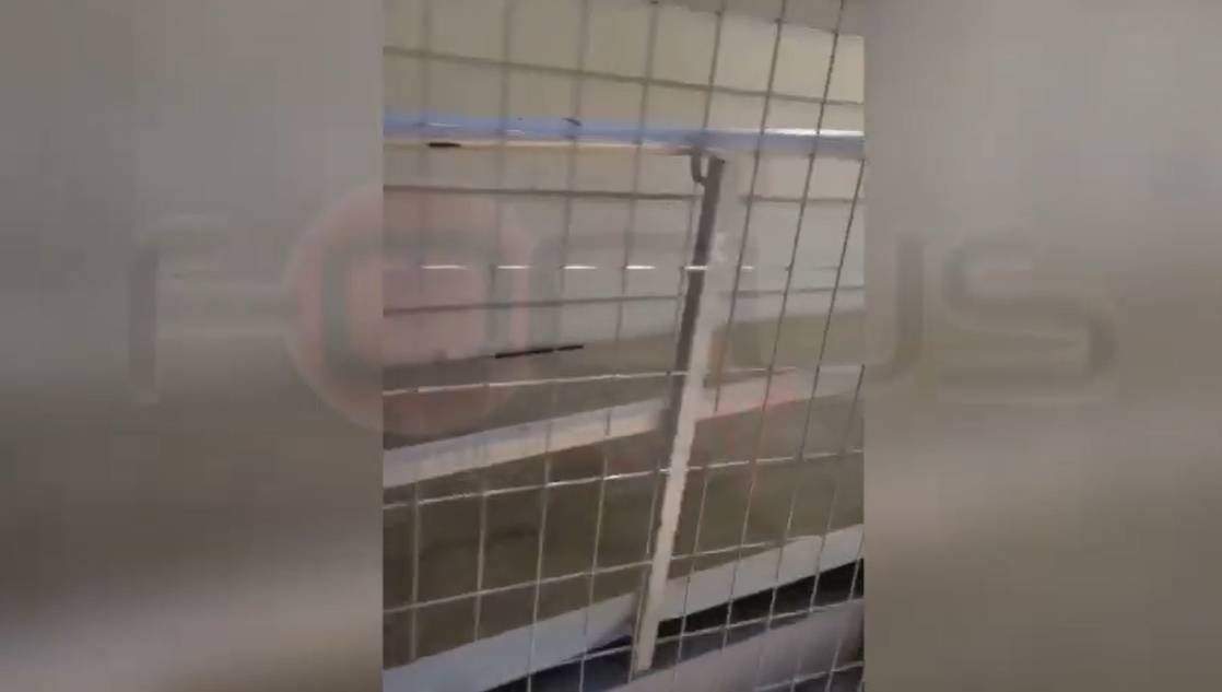 Απίστευτο και όμως ελληνικό! Απέκλεισαν την πρόσβαση των ΑμεΑ στο Υπουργείο Υγείας με σύρματα (Video)