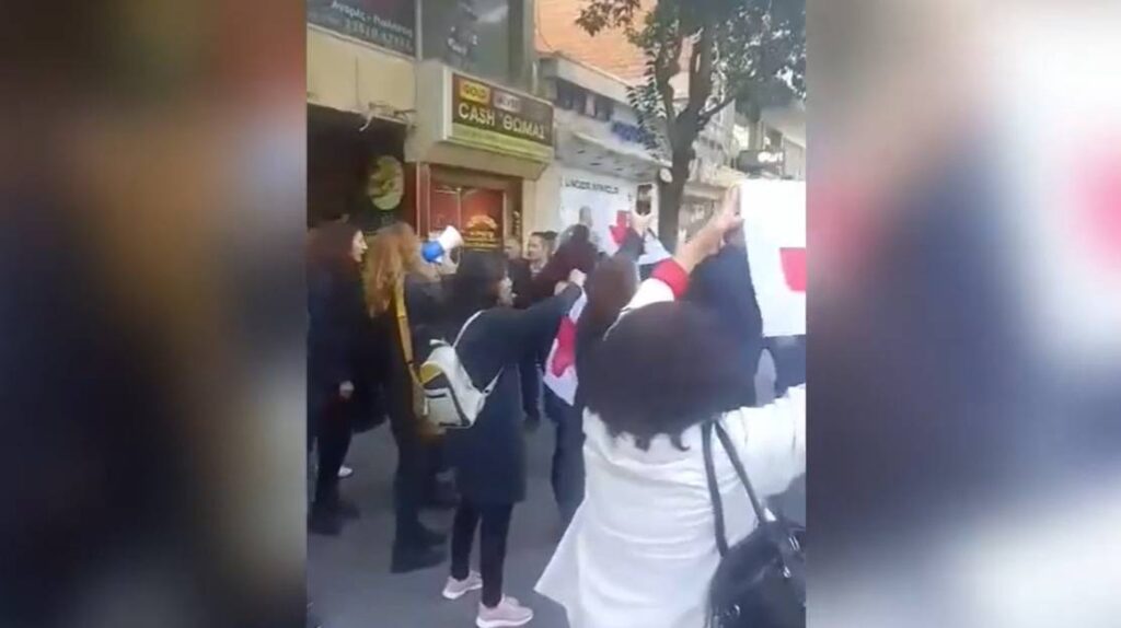 Διαμαρτυρία υγειονομικών σε αναστολή στον K. Μητσοτάκη στην Κατερίνη (Video)