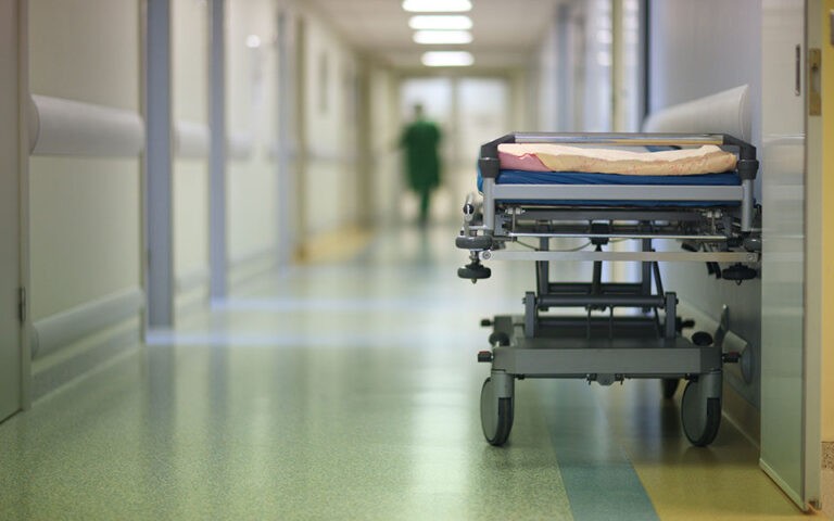 Στρατιωτικοί υγειονομικοί: Ζητούν την επιστροφή στην εργασία τους και τους μισθούς τους αναδομικά