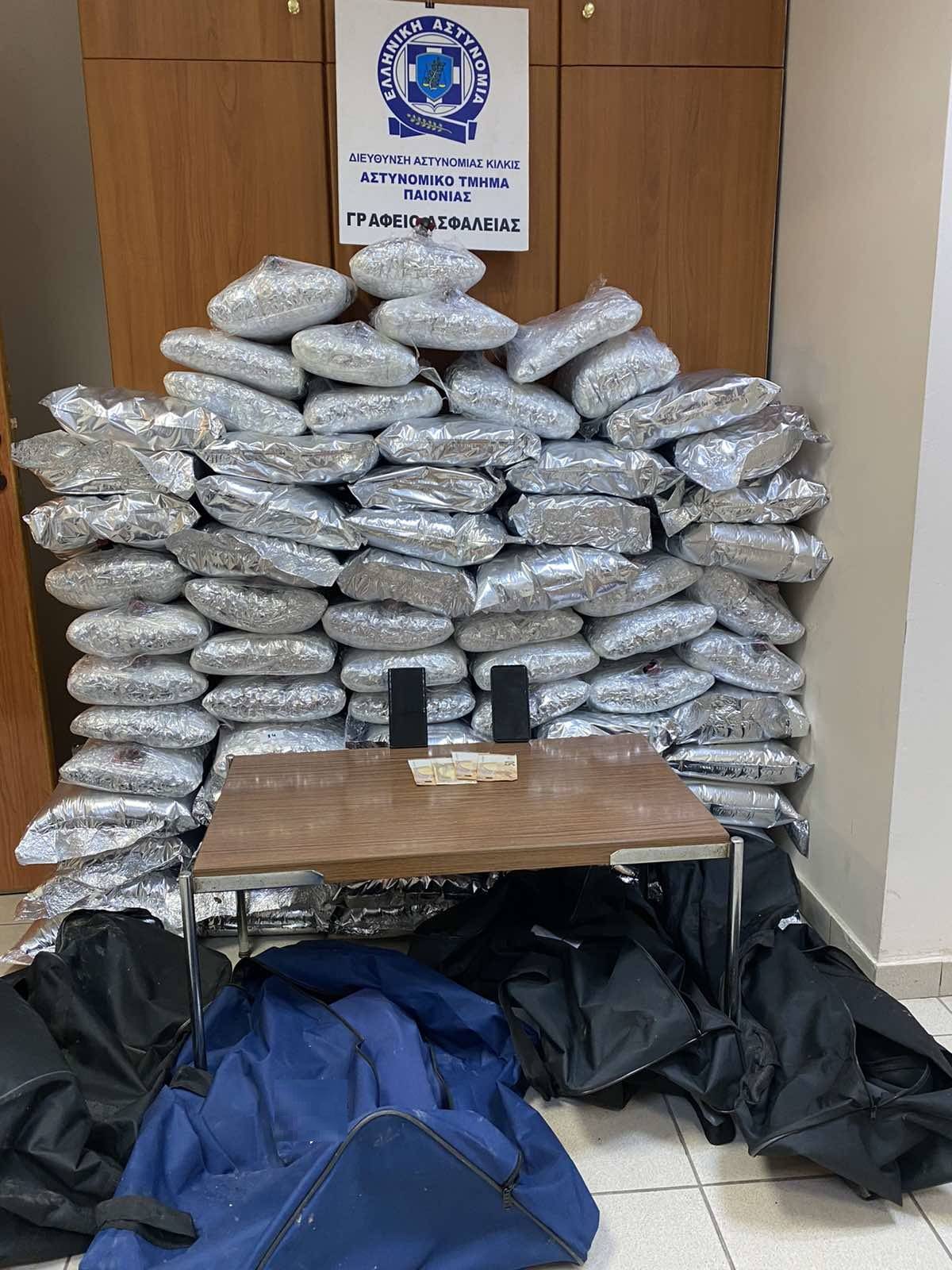 Μπλόκο σε 74 κιλά κάνναβης που μετέφερε παράνομος μετανάστης με συνεργό του