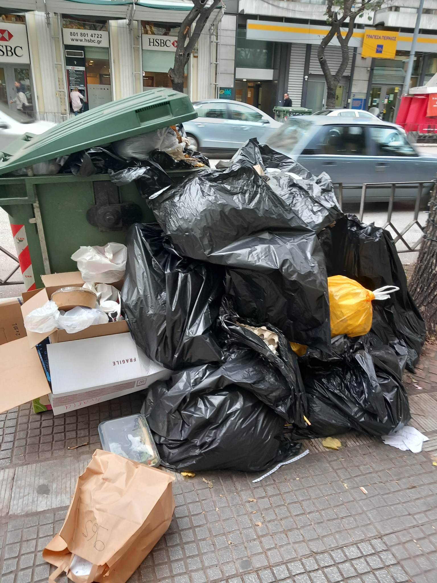 Θεσσαλονίκη: Στα δικαστήρια ο δήμος για την αποχή των εργαζομένων από την αποκομιδή των σκουπιδιών