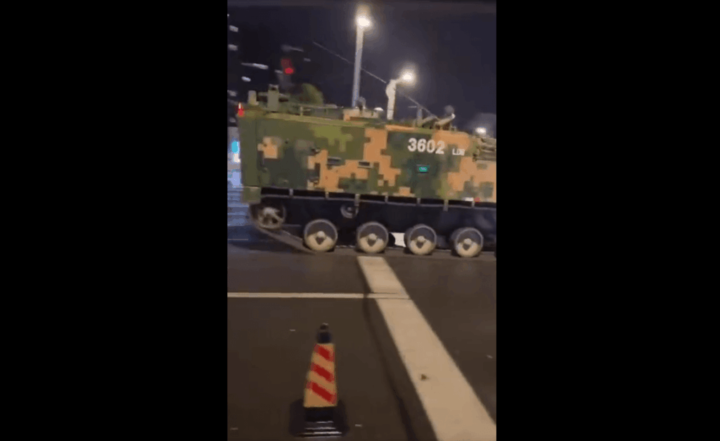 BINTEO// Οργή για τα lockdown στην Κίνα – Βγήκαν τα τανκς στους δρόμους