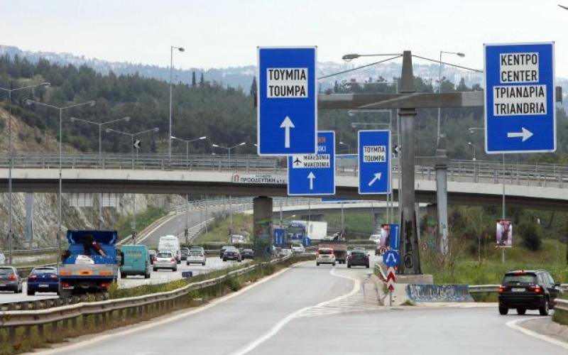 Αυτοκίνητο ντελαπάρισε στην άσφαλτο σε έξοδο της Περιφερειακής Οδού της Θεσσαλονίκης