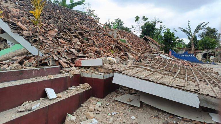 Ινδονησία: Σεισμός 5,6 Ρίχτερ κοντά στη Τζακάρτα – Τουλάχιστον 50 νεκροί