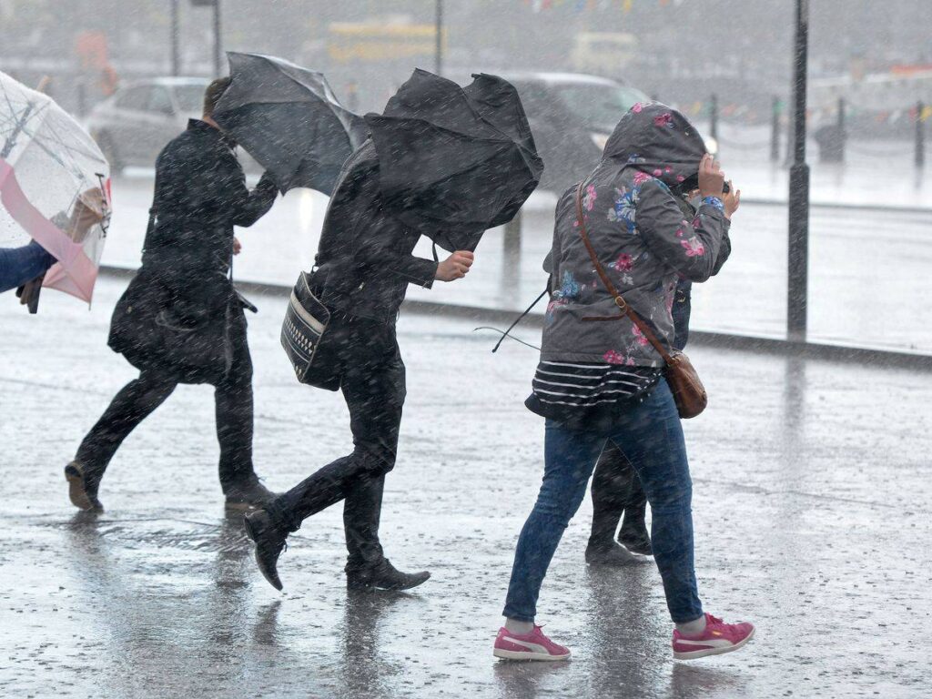 Καιρός: Βροχές, καταιγίδες και ισχυροί νοτιάδες από το απόγευμα