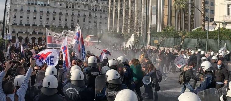 Πορεία εκπαιδευτικών: Επεισόδια έξω από τη Βουλή