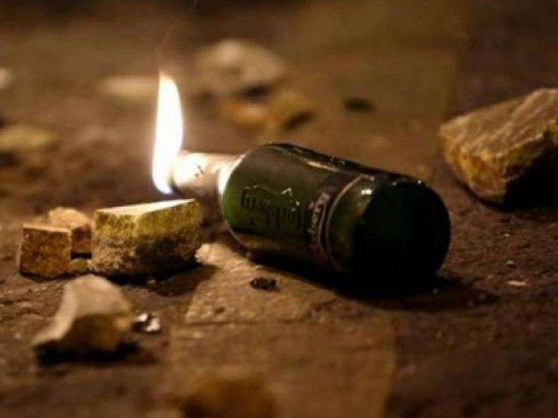 Επίθεση με μολότοφ στην αστυνομία από κουκουλοφόρους τη νύχτα έξω από το ΑΠΘ