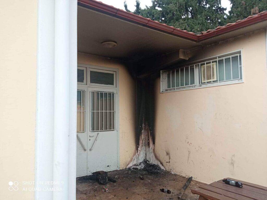 Βανδάλισαν σχολείο στη Θεσσαλονίκη – Ήπιαν αλκοόλ, γέμισαν με γυαλιά το προαύλιο και άναψαν φωτιά