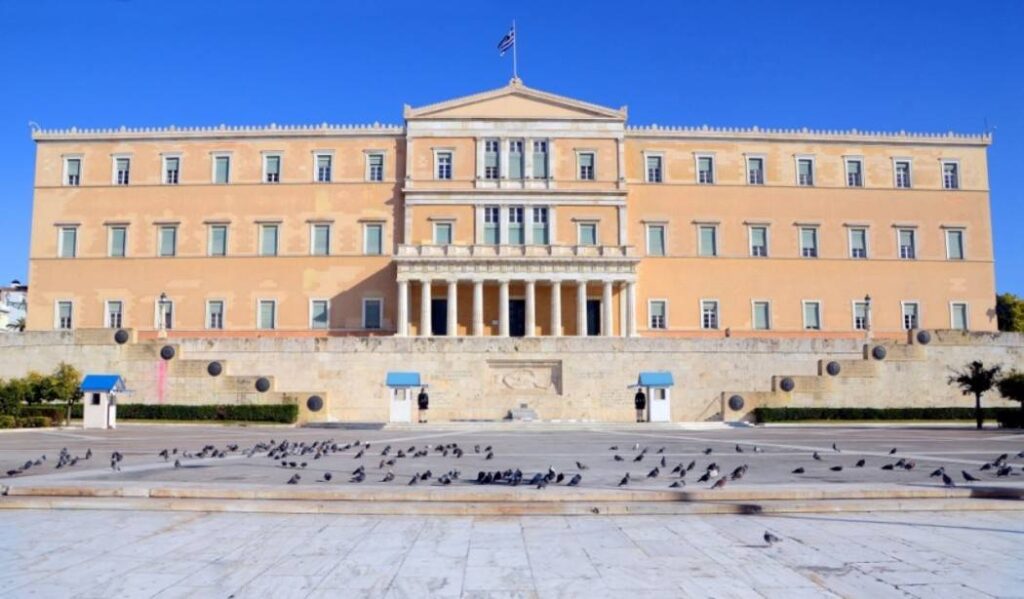 17χρονη μαθήτρια αποπειράθηκε να μπει στη Βουλή κουβαλώντας μαχαίρι