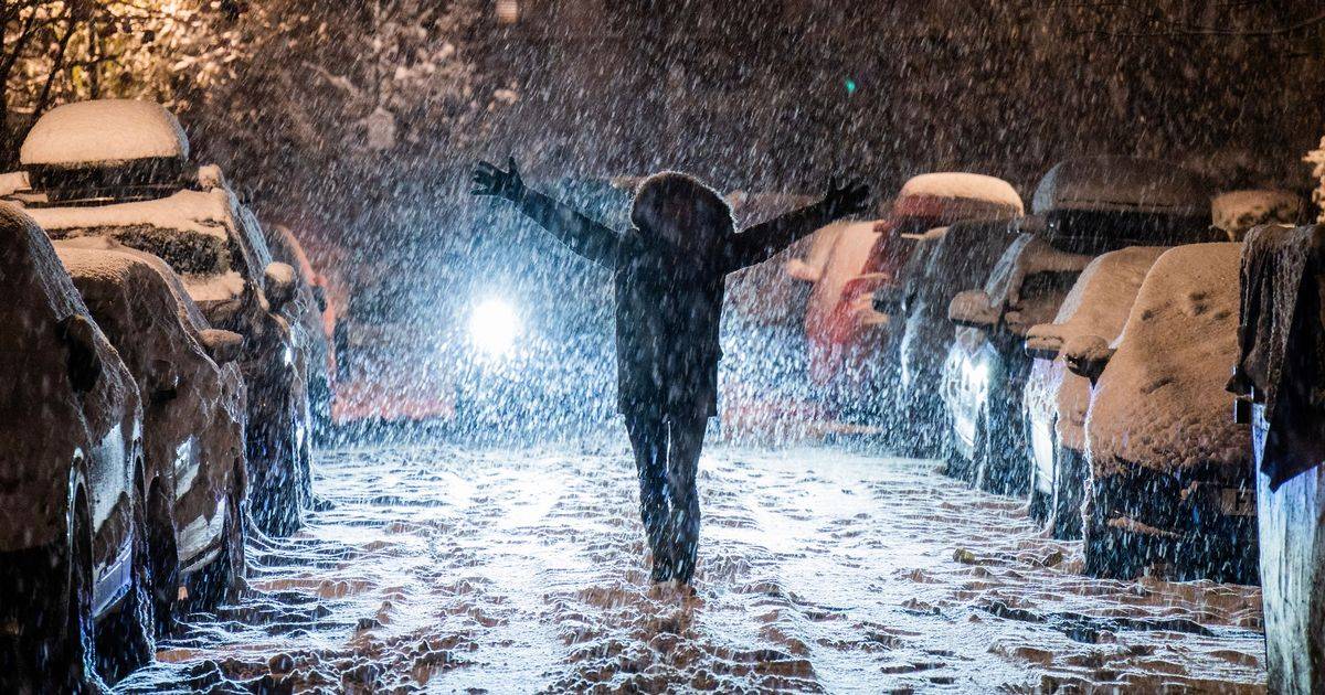 Σφοδρός χιονιάς πλήττει το Λονδίνο-Χάος επικρατεί στα περισσότερα αεροδρόμια με ακυρώσεις πτήσεων λόγω της κακοκαιρίας