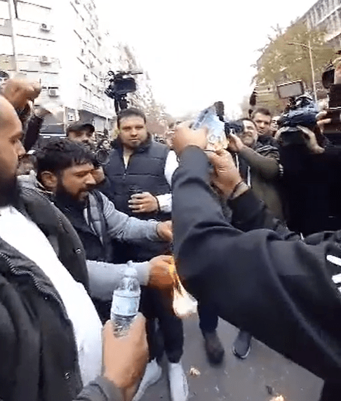 VIDEO – FOTO Θεσσαλονίκη: Ρομά καίνε χαρτονομίσματα έξω από δικαστήρια