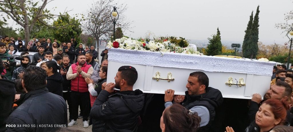 ΒΙΝΤΕΟ//Θεσσαλονίκη: Με τσιγγάνικα τραγούδια το αντίο στον 16χρονο Κώστα Φραγκούλη