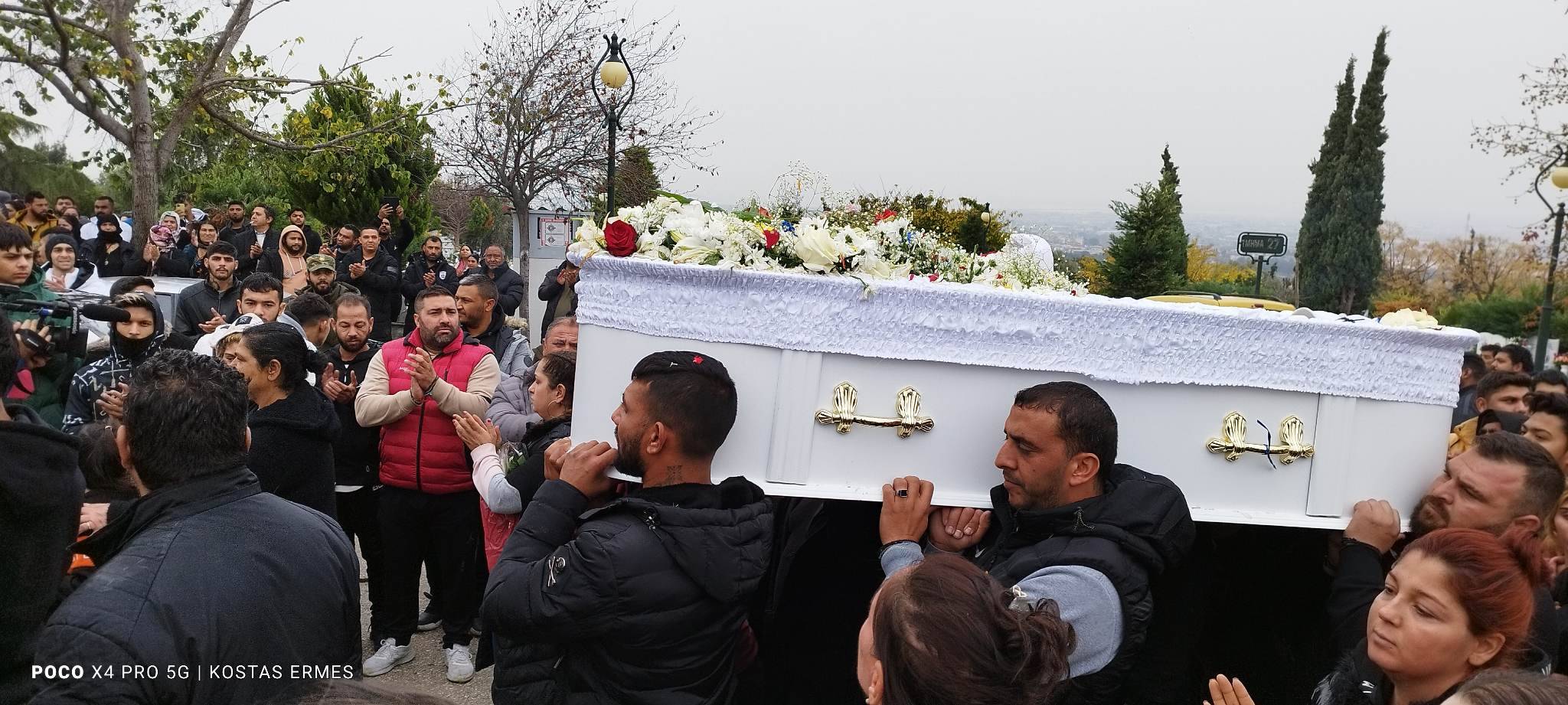 ΒΙΝΤΕΟ//Θεσσαλονίκη: Με τσιγγάνικα τραγούδια το αντίο στον 16χρονο Κώστα Φραγκούλη