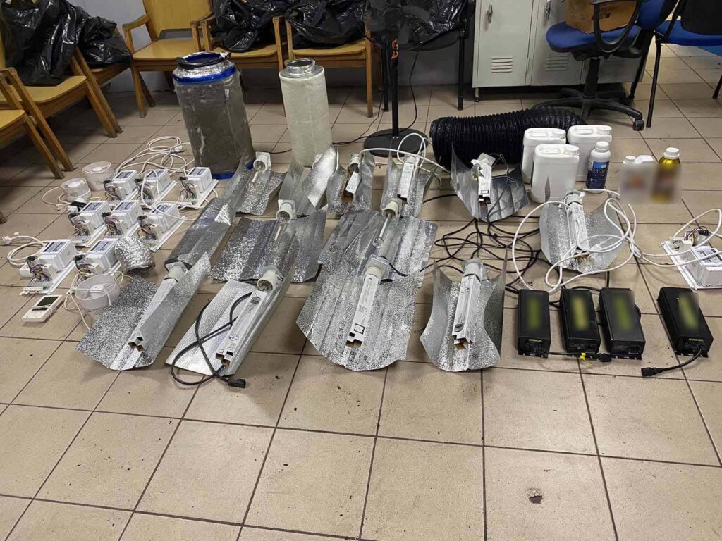 Χειροπέδες σε 33χρονο για ναρκωτικά στη Θεσσαλονίκη – Στο σπίτι του βρέθηκαν περισσότερα από 85 δενδρύλλια κάνναβης