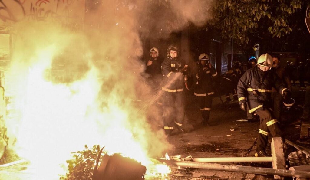Αττική 10 αστυνομικοί τραυματίες από τα επεισόδια με τους ρομά-Τους κυνηγούσαν με τις κυνηγετικές καραμπίνες