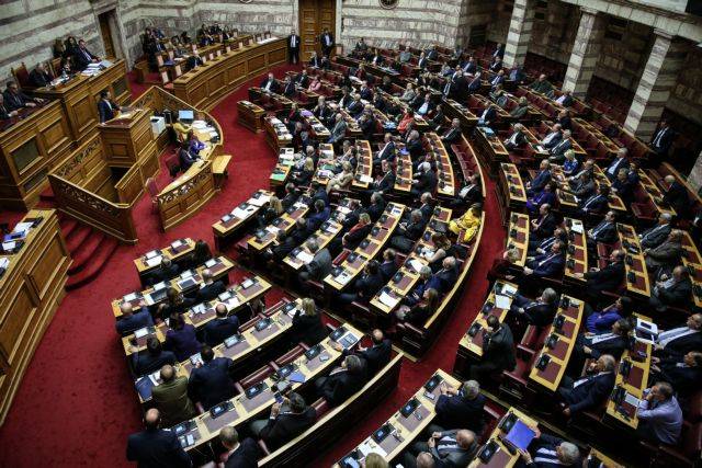 Βουλή: Μαθήτρια προσπάθησε να μπει με μαχαίρι