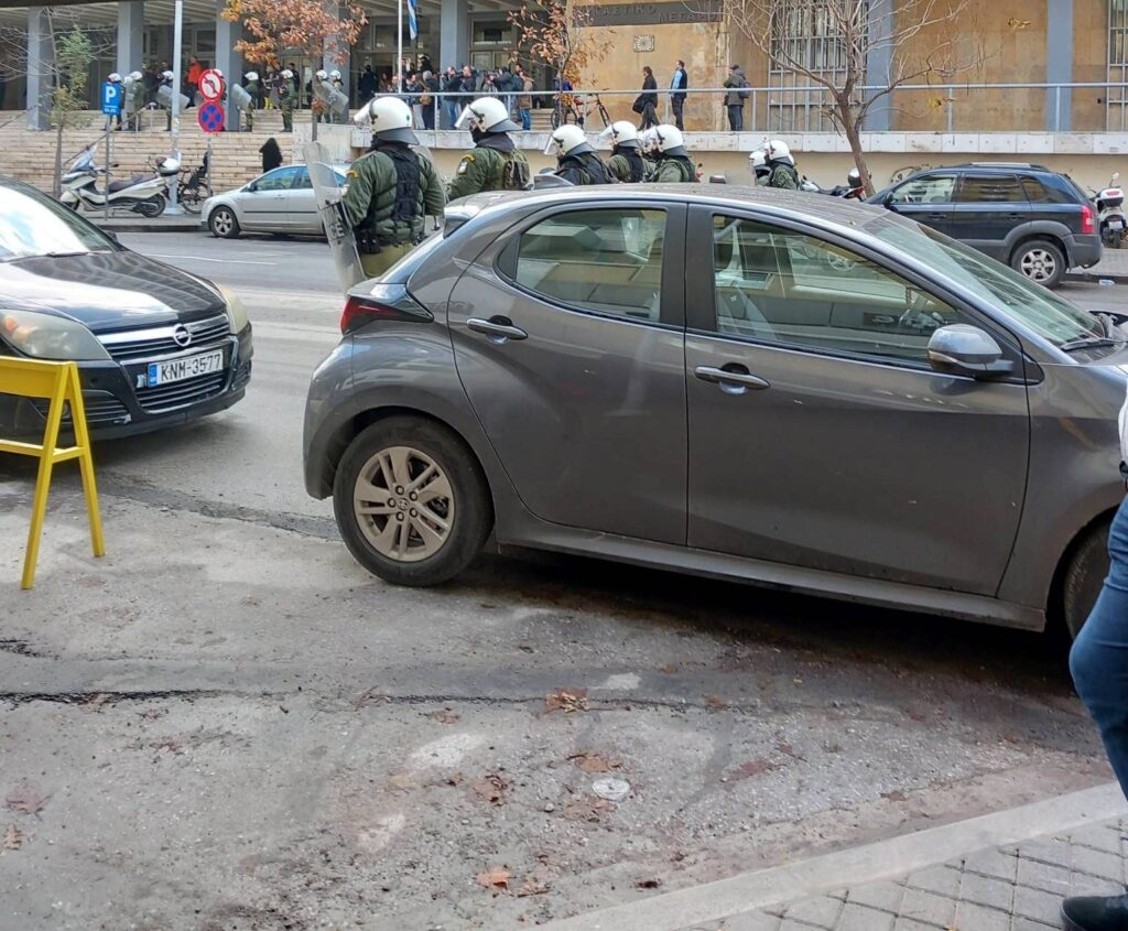 Θεσσαλονίκη: Επεισόδια τώρα μπροστά από τα Δικαστήρια (ΦΩΤΟ-VIDEO)