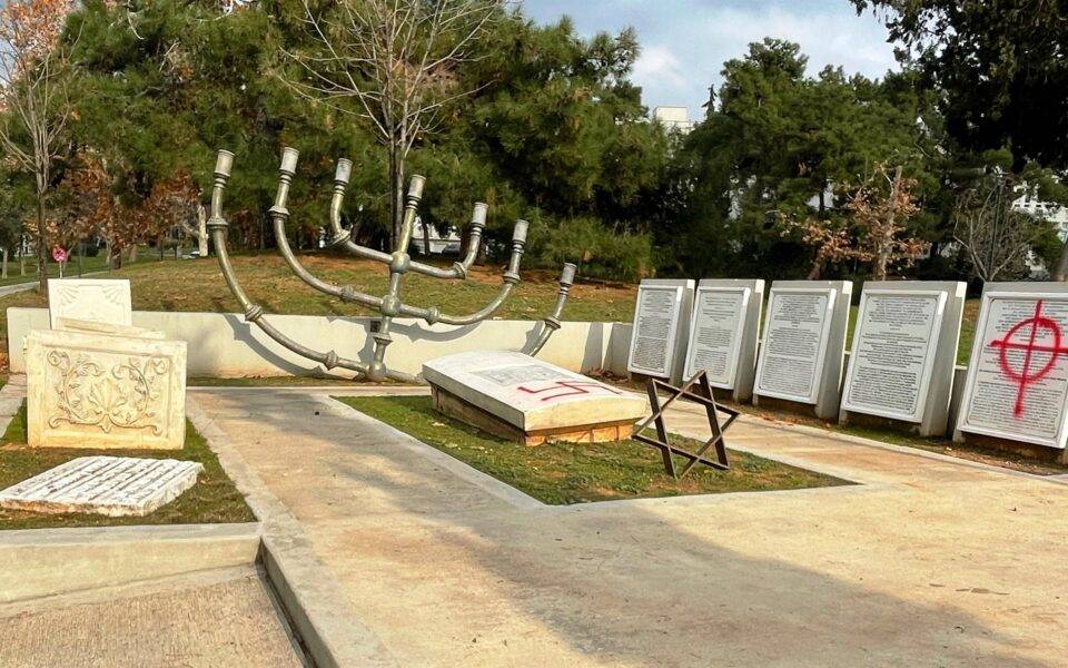Το υπ. Εξωτερικών καταδικάζει τη βεβήλωση εβραϊκού μνημείου στη Θεσσαλονίκη