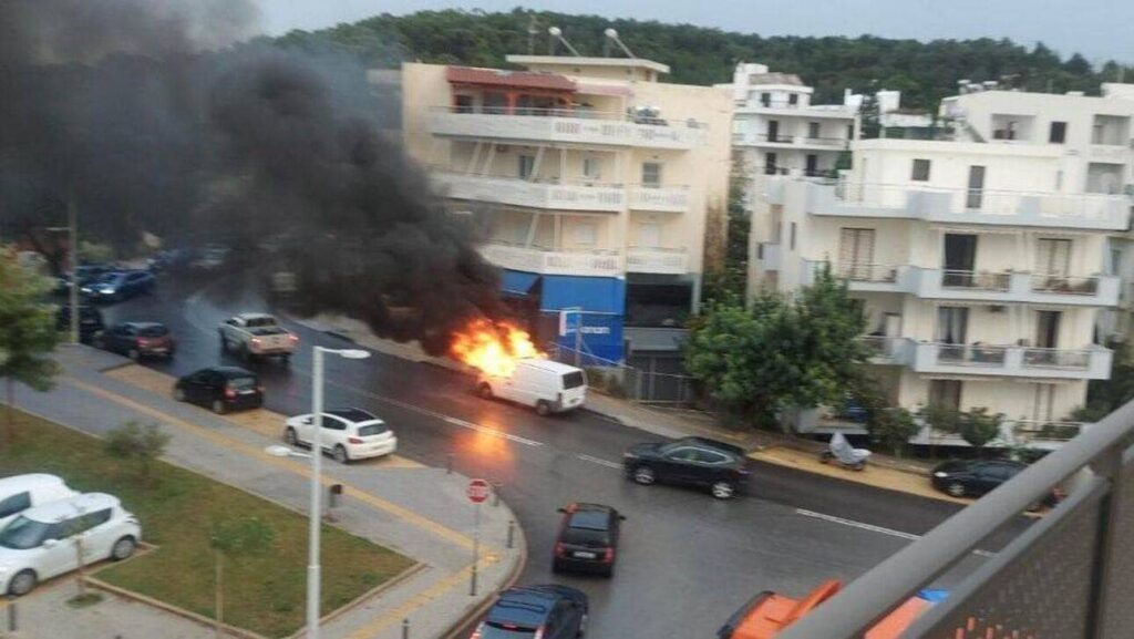 Κρήτη: Ξέσπασε φωτιά σε αυτοκίνητο εν κινήσει χωρίς ευτυχώς θύματα (βίντεο)