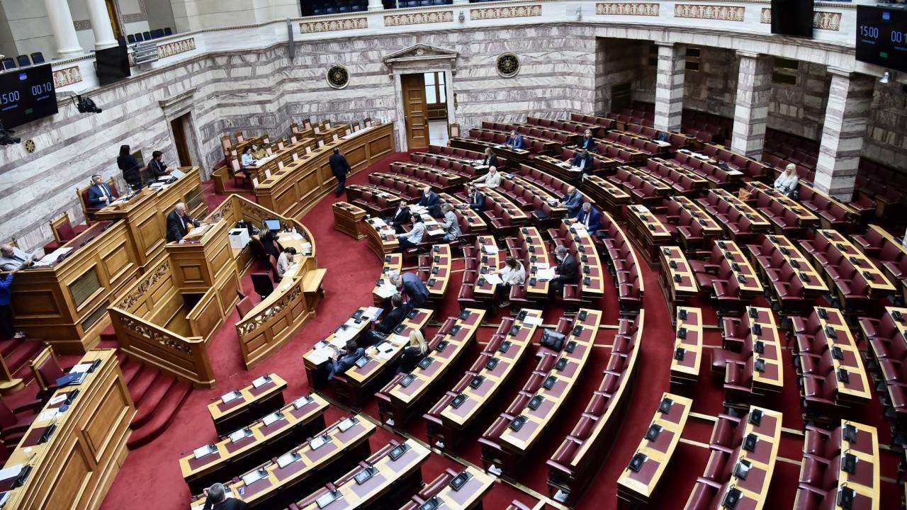 Βουλή: Απορρίφθηκε με 156 ψήφους έναντι 143 η πρόταση δυσπιστίας κατά της κυβέρνησης