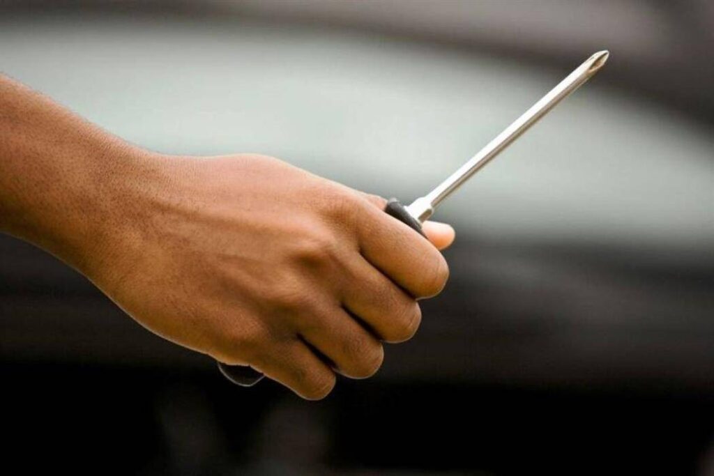 Αγριος καβγάς μεταξύ οδηγών κατέληξε σε τραυματισμό με κατσαβίδι