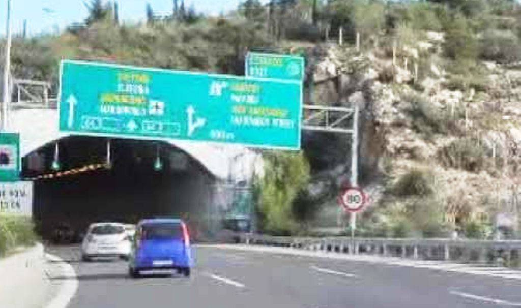 Σύγκρουση οχημάτων στην Αττική Οδό – Έκλεισαν προσωρινά λωρίδες κυκλοφορίας