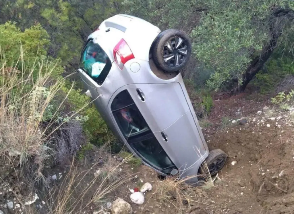 Θρίλερ με την 44χρονη που εξαφανίστηκε στη Ρόδο-Το αυτοκίνητό της βρέθηκε ντελαπαρισμένο