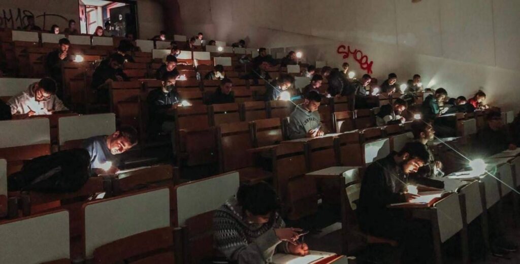 «Κρυφό Σχολειό» το ΕΜΠ – Φοιτητές έδωσαν μάθημα με φακούς λόγω κακοκαιρίας