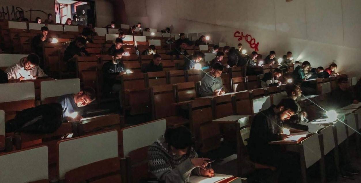 «Κρυφό Σχολειό» το ΕΜΠ - Φοιτητές έδωσαν μάθημα με φακούς λόγω κακοκαιρίας