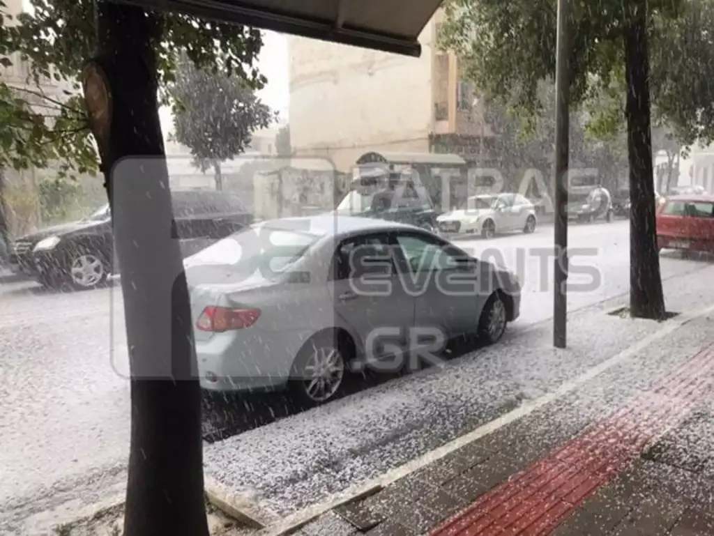 Πάτρα: Χαλάζι «άσπρισε» δρόμους και αυτοκίνητα σε όλη την πόλη (Video)