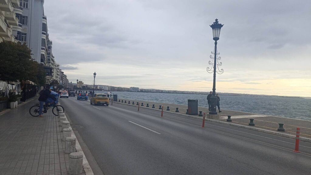 Καιρός σήμερα: Βροχές, καταιγίδες και ο υδράργυρος έως 23 βαθμούς