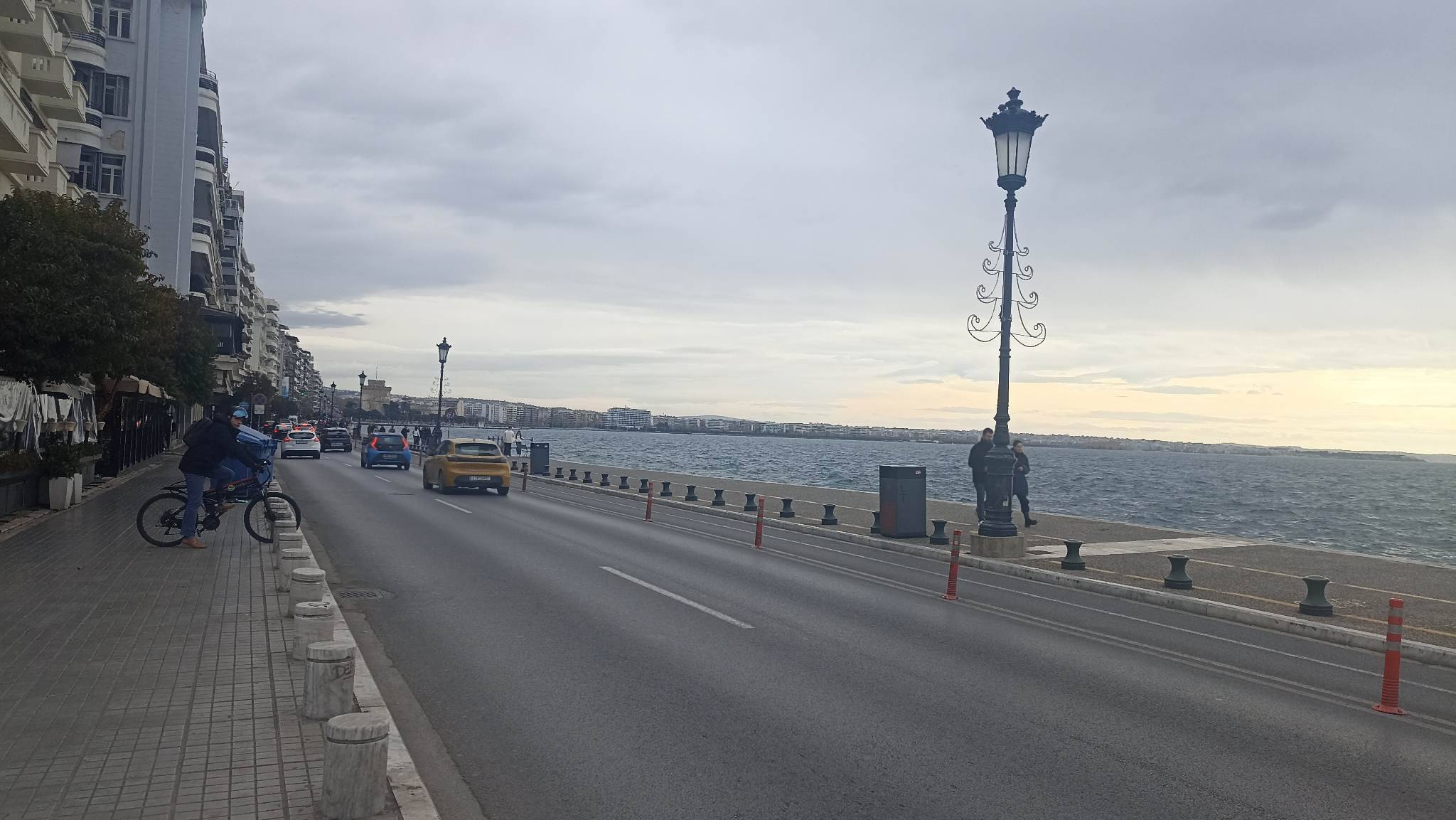 Καιρός σήμερα: Βροχές, καταιγίδες και ο υδράργυρος έως 23 βαθμούς