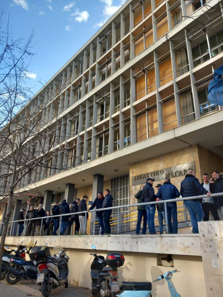 ΒΙΝΤΕΟ// Θεσσαλονίκη – Δολοφονία του Άλκη Καμπανού: Διακοπή αποφάσισε το δικαστήριο -Συνθήματα και ένταση έξω από τα δικαστήρια