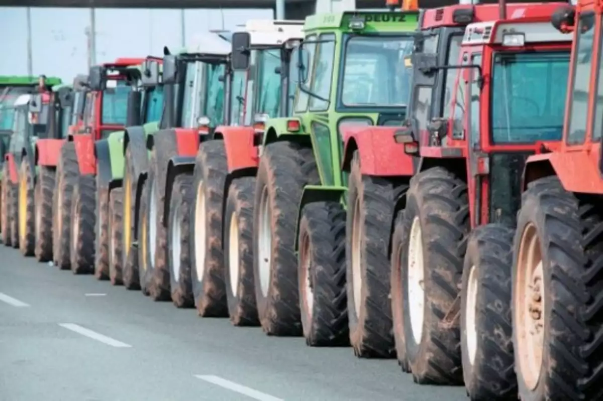 Ζεσταίνουν τις μηχανές των τρακτέρ και στήνουν μπλόκο αύριο οι αγρότες