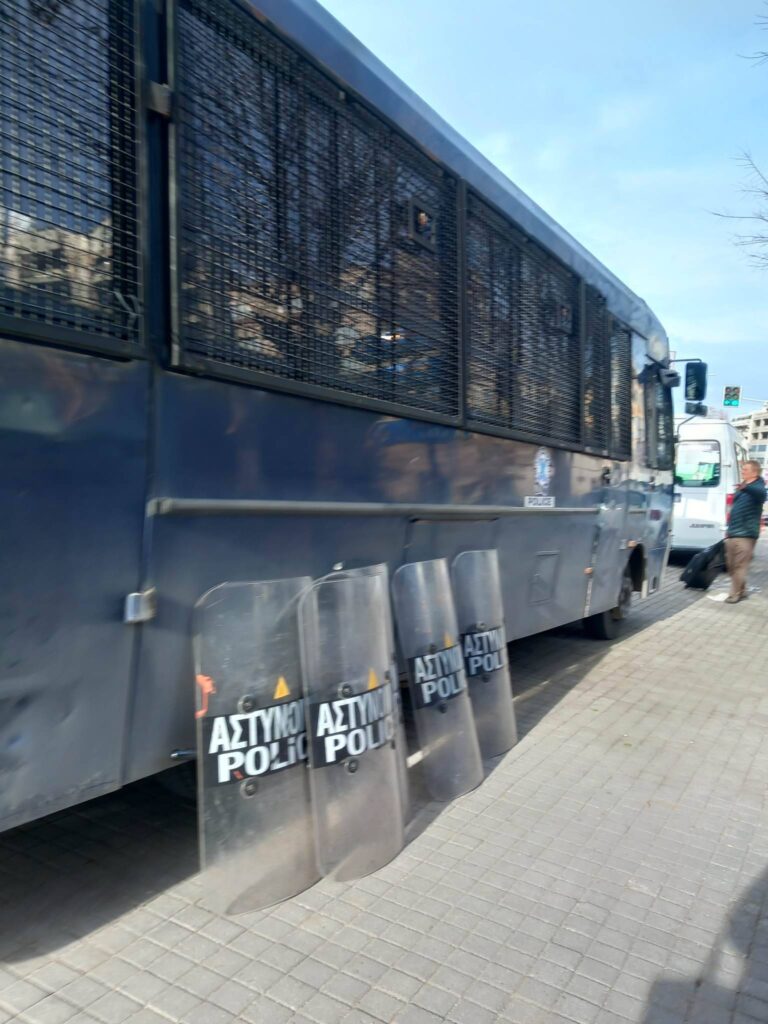 Άλκης Καμπανός: Ένταση έξω από τα δικαστήρια Θεσσαλονίκης