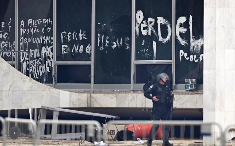 Βραζιλία: Πάνω από 400 συλλήψεις – Ο Μπολσονάρου καταδίκασε τις εισβολές στα κυβερνητικά κτίρια της χώρας