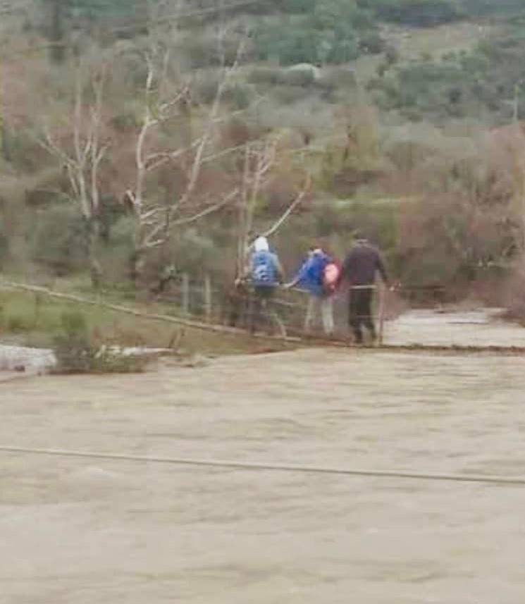 FOTO// Εικόνες ΝΤΡΟΠΗΣ: Μαθητές στο Αγρίνιο διέσχισαν επικίνδυνη συρμάτινη γέφυρα πάνω από τον ορμητικό Εύηνο για να επιστρέψουν στα σπίτια τους