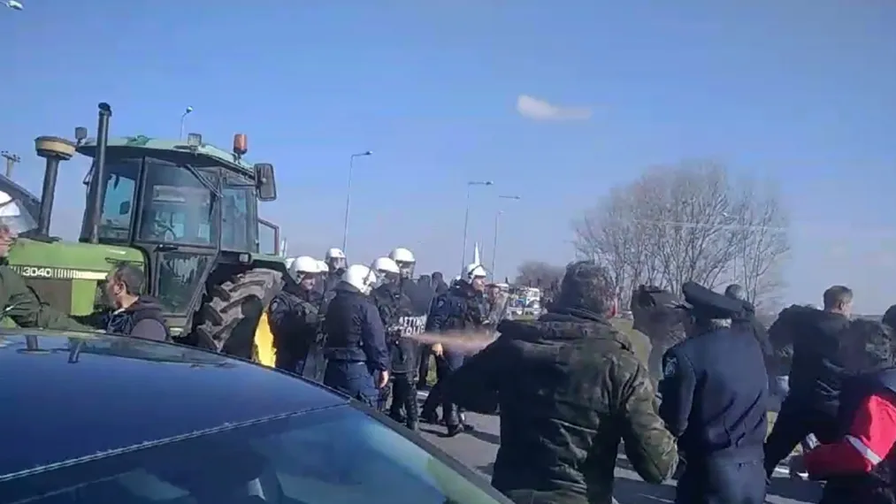 Ένταση με αγρότες και ΜΑΤ στον κόμβο του Ε-65 – Έριξαν χημικά στους αγρότες