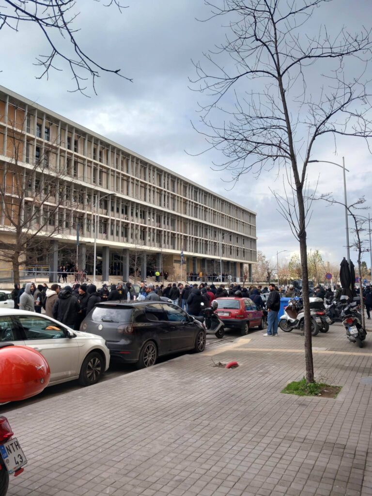 VIDEO-FOTO // Δίκη δολοφονίας Άλκη Καμπανού: Κάτω απο δρακόντεια μέτρα η άφιξη των κατηγορουμένων