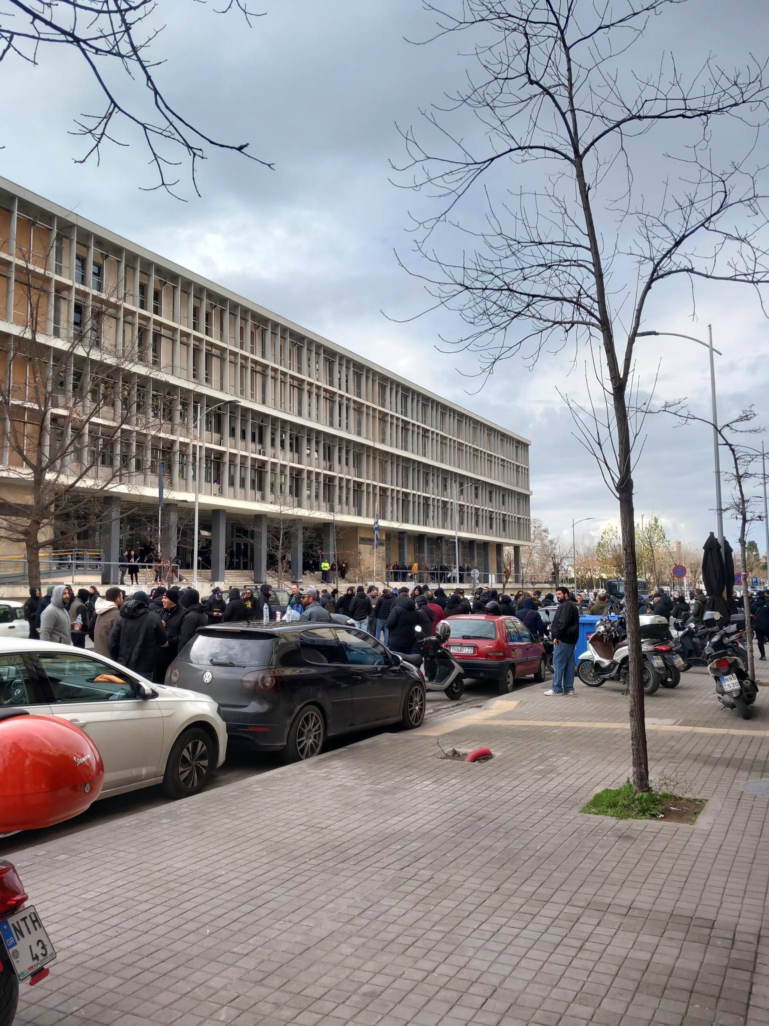 VIDEO-FOTO // Δίκη δολοφονίας Άλκη Καμπανού: Κάτω απο δρακόντεια μέτρα η άφιξη των κατηγορουμένων