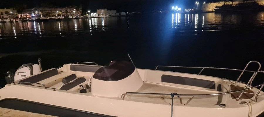 Κως: Καταδίωξη ταχύπλοου και σύλληψη διακινητή παράνομων μεταναστών