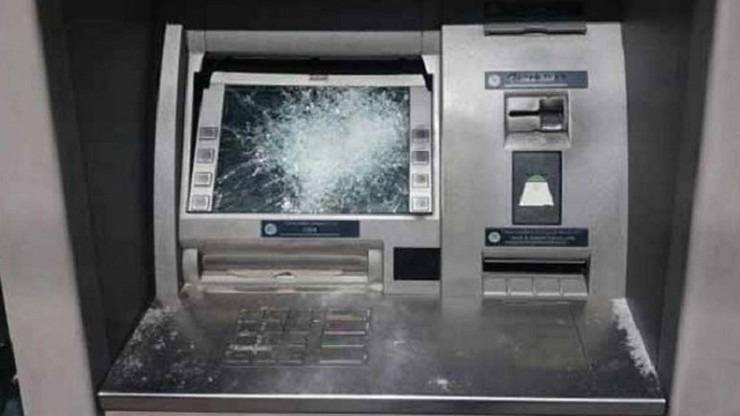 Φθορές απο αγώνστους σε ΑΤΜ και υποκαταστήματα τραπεζών και σ ένα εμπορικό κατάστημα