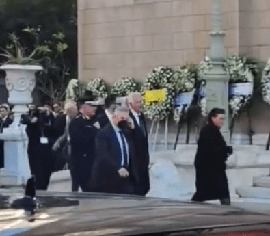 VIDEO – Γιούχαραν Μενδώνη και Πικραμμένο στη Μητρόπολη