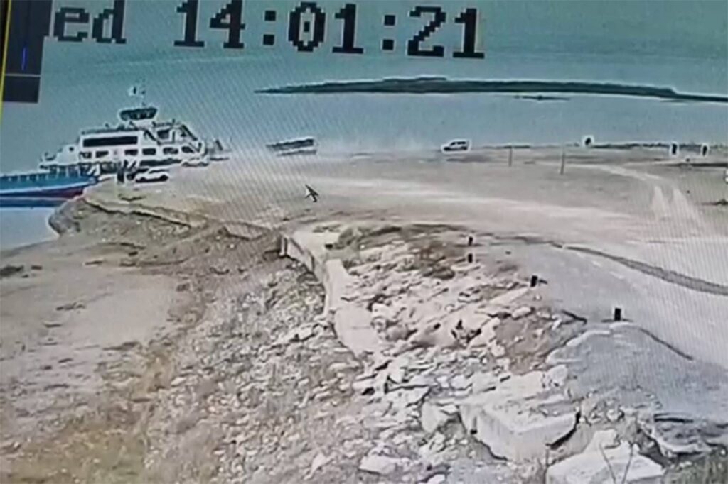 ΒΙΝΤΕΟ// Τουρκία: Λεωφορείο έπεσε σε λίμνη – Σκηνές πανικού